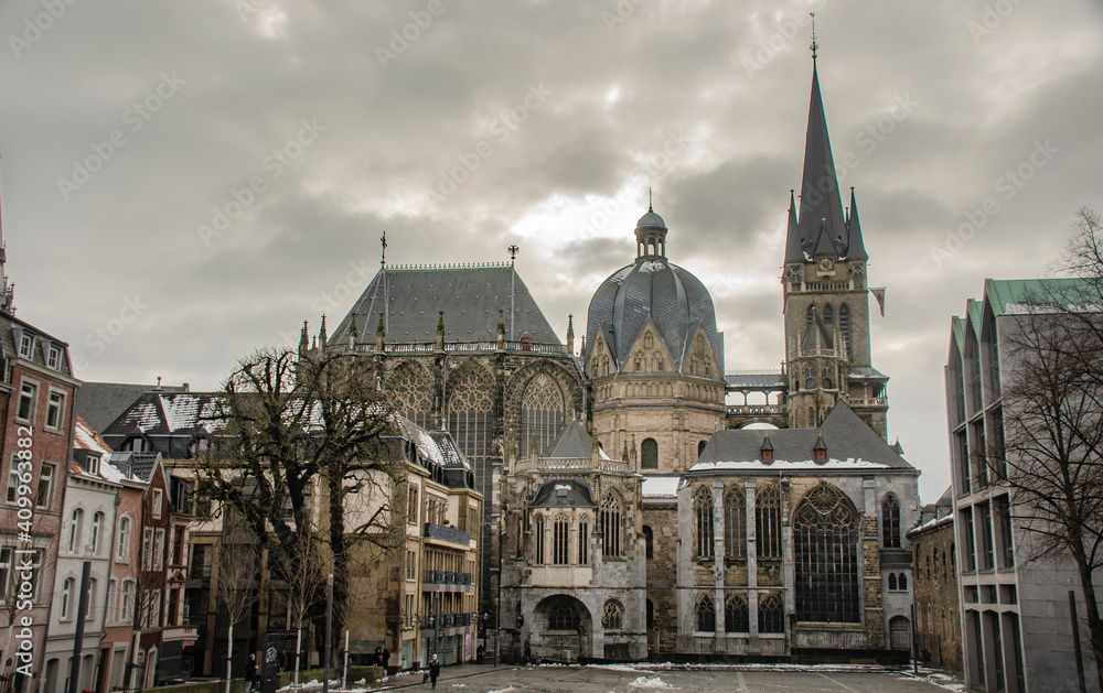 Der Aachener Dom mit etwas Schnee