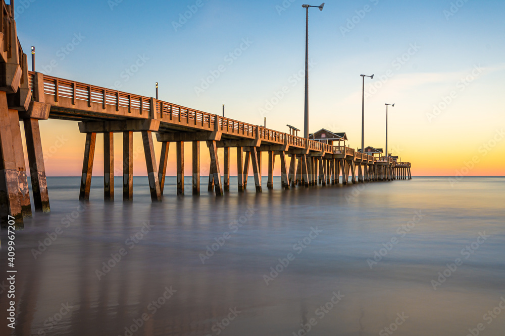 Fototapeta premium Jennette's Fishing Pier in Nags Head North Carolina at sunrise.