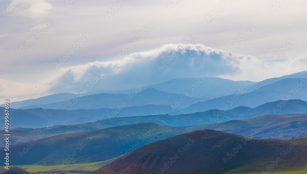 Obraz premium Mountains in fog going in layers into perspective