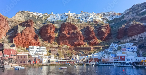 Vue du port du village de Oia, Santorin, Grèce. Vue sur les maisons blanches de Santorin.