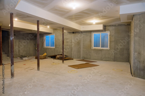 Εκτύπωση καμβά Empty under construction view on concrete floor construction of basement of home