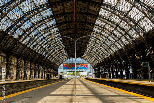 Fototapeta Naklejka Na Ścianę i Meble -  Panoramic view on a sunny day of one of the platforms of the Retiro railway terminal in Buenos Aires, built of iron and glass.