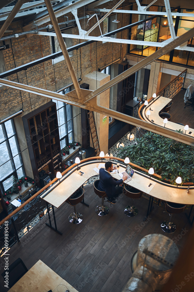 Obraz premium Male freelancer communicating with his female colleague online