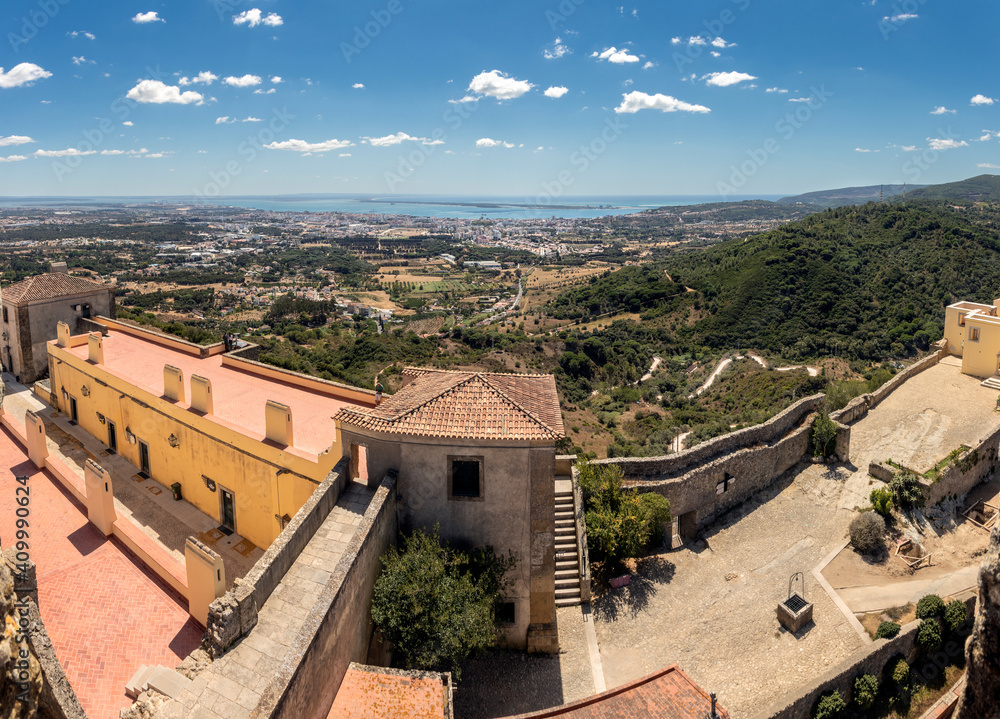 Obraz premium Panoramic view of the Palmela castle, in Portugal, with the city of Setúbal, the Sado river, the peninsula of Troia and the Serra da Arrábida in the background on a summer day.