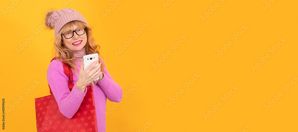 woman with bag and mobile phone isolated on background woman with bag and mobile phone isolated on background