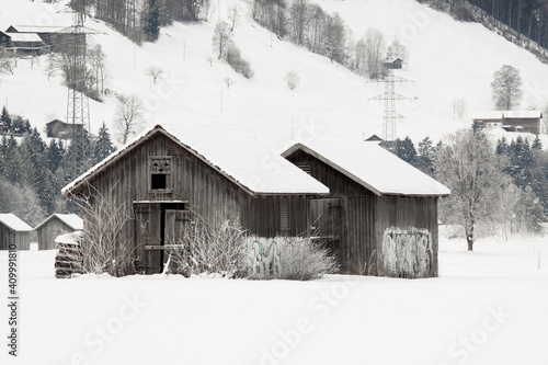 Holzhütten in verschneiter Landschaft