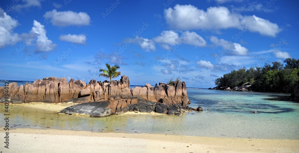 Îlot rocheuse sur une plage des Seychelles