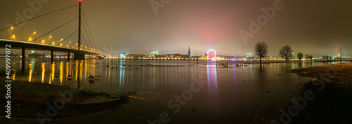 Rheinufer an der Düsseldorfer Altstadt am Abend im Nebel und Hochwasser photo