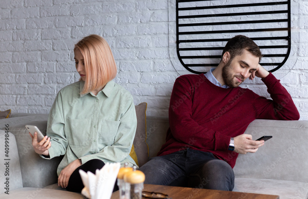 Smartphones & the silent disruptor: How phubbing erodes social bonds ...