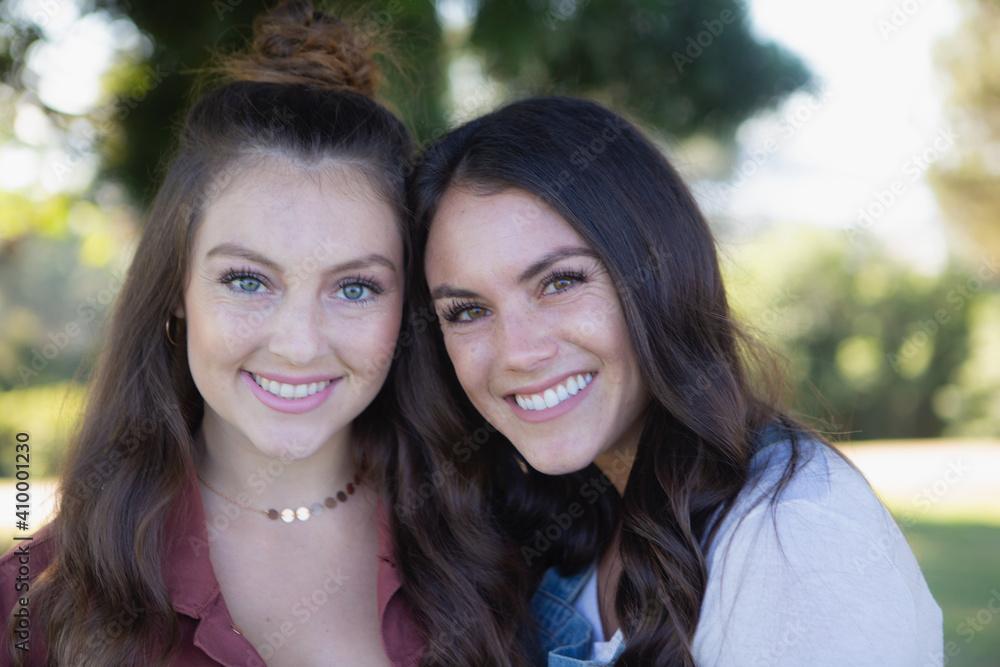 Obraz premium two sisters at a park