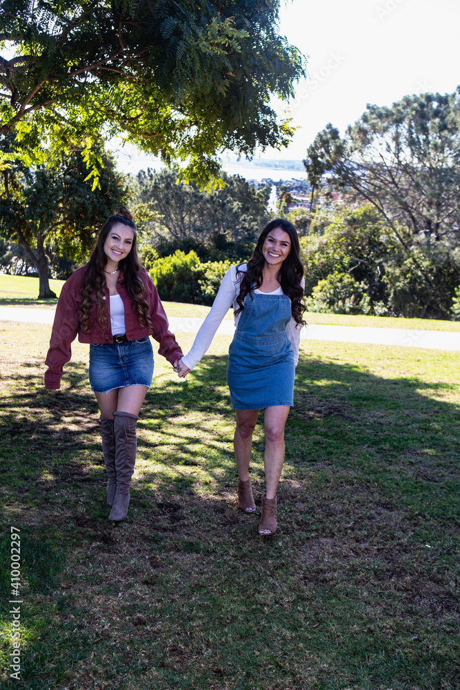 Obraz premium two sisters at a park