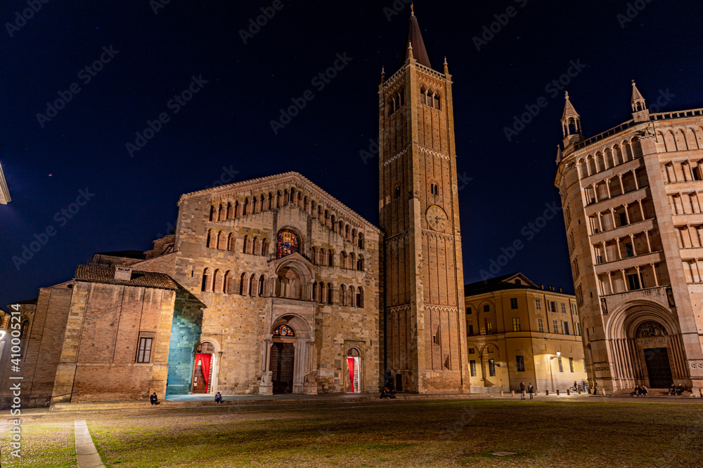Il duomo e il Battistero di Parma scattata di notte. La classica piazza turistica della chiesa principale nel centro storico di Parma.