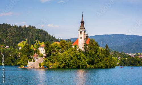 Obraz na płótnie Famous Catholic Church on Island in the Middle of Bled Lake with Tourists and Boats in Bled, Slovenia w salonie