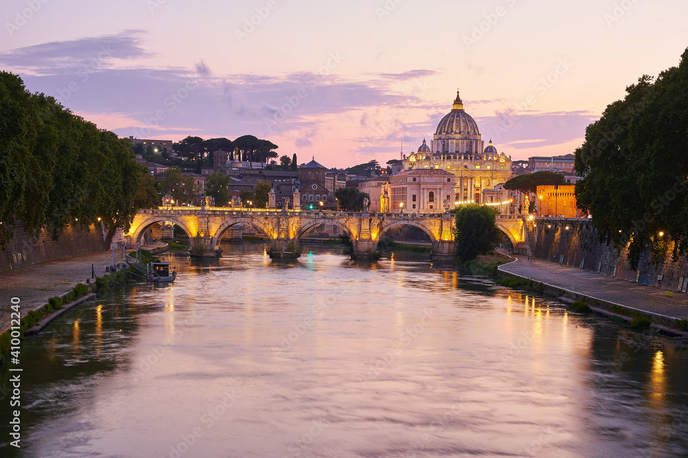 Foto von einer Brücke über dem Tiber mit Sicht über Rom und den Vatikan. Fotografiert in schöner Abendstimmung.