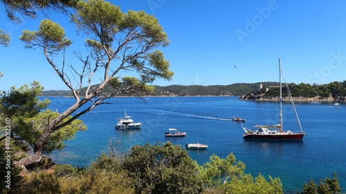 Bateaux au mouillage sur la mer Méditerranée, dans la baie de Port Man sur l’île de Port-Cros, au large de la ville d’Hyères (France)