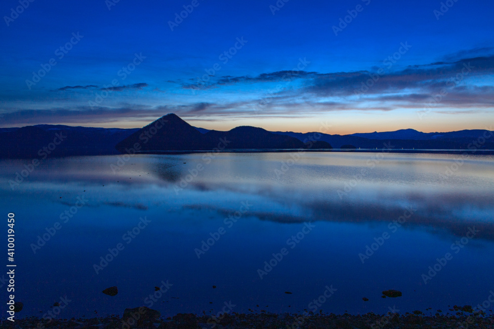 Obraz premium 洞爺湖町 夜明けの洞爺湖