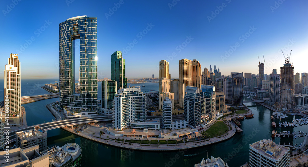 Obraz premium Early morning skyline of Dubai Marina