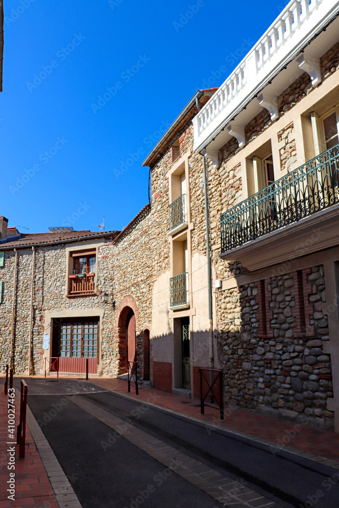 Occitanie - Pyrénées-Orientales - Le Boulou - Une rue avec des maisons aux murs en galets