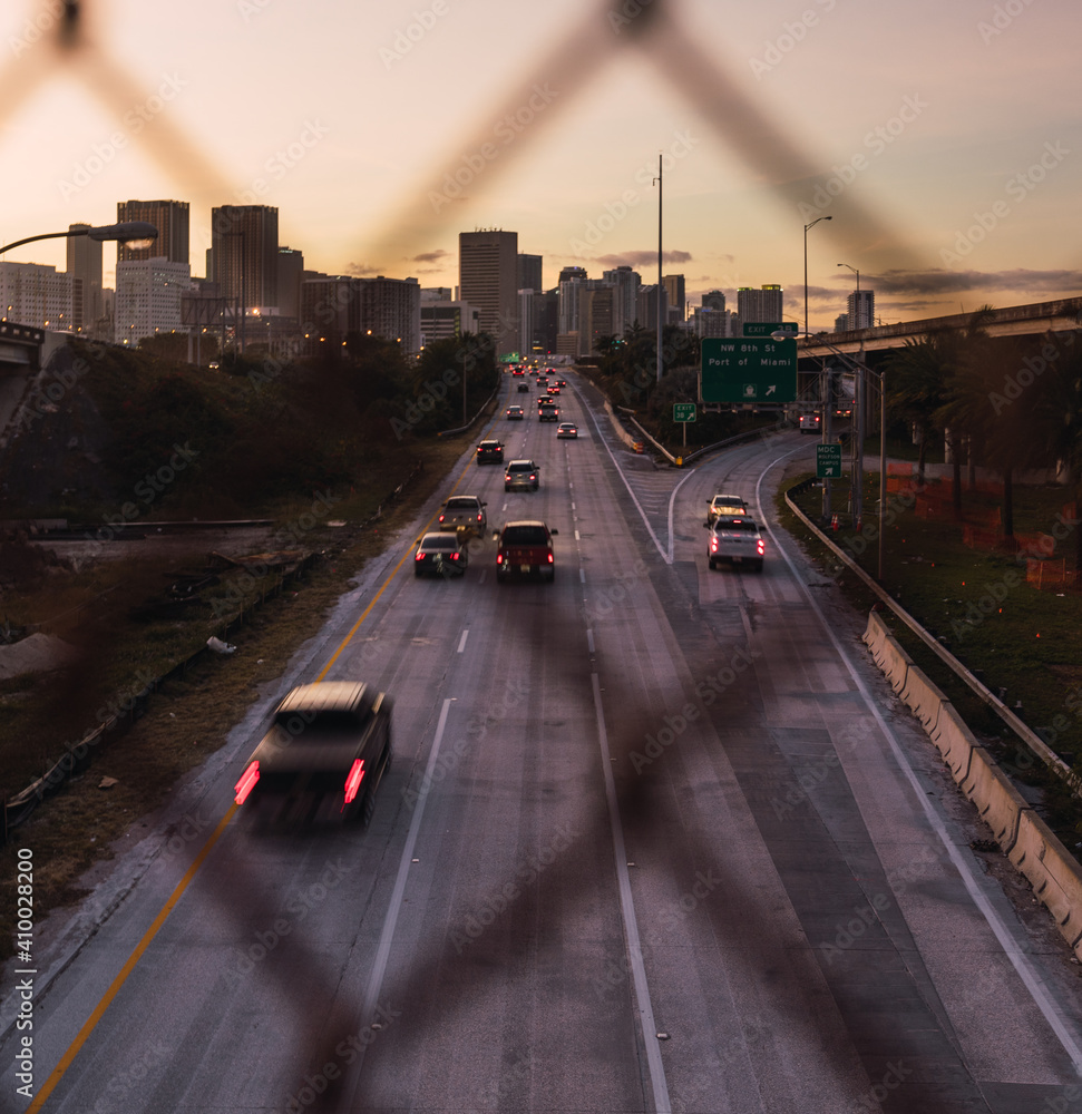 Obraz premium traffic in the city florida miami urban street road downtown cityscape highway 