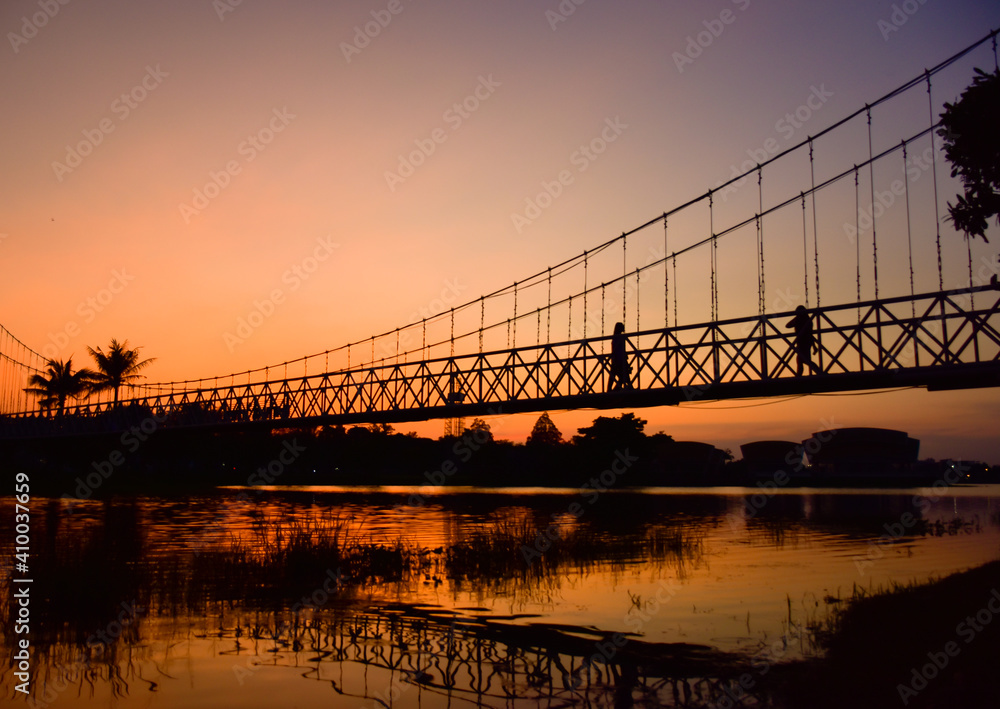 Obraz premium bridge at sunset