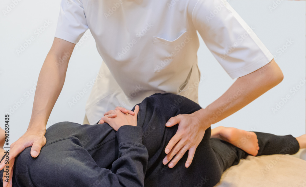 骨盤矯正を受ける女性 整体 骨盤矯正を受ける女性 整体
