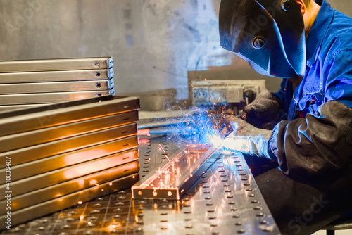Canvastavla Working welder welds parts factory