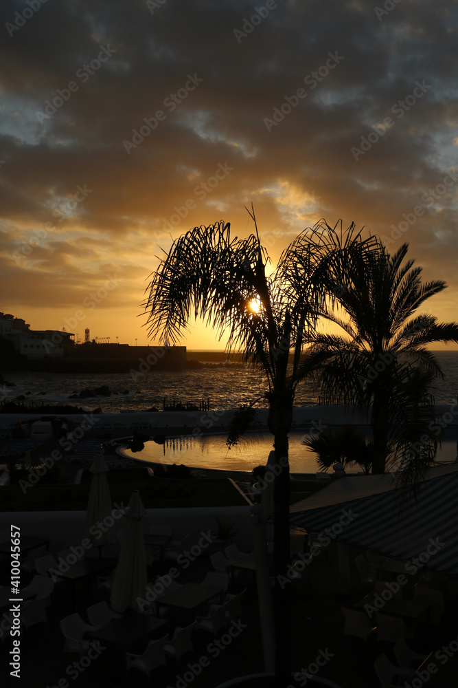 Obraz premium puesta de sol en el puerto de la cruz de tenerife