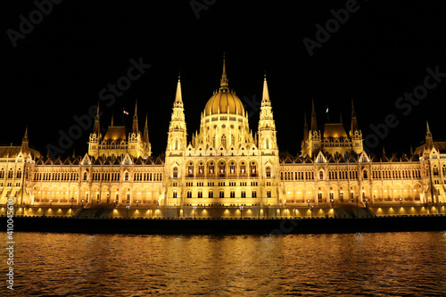 Vista del parlamento hungaro por la noche desde el Danubio