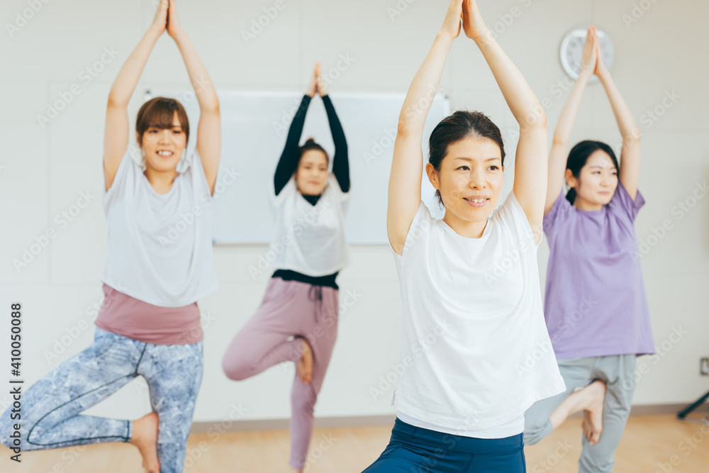 Naklejka premium ヨガ教室・スポーツジム・筋トレ