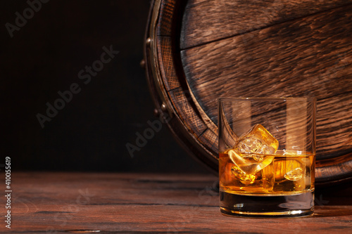Foto Scotch whiskey glass and old barrel