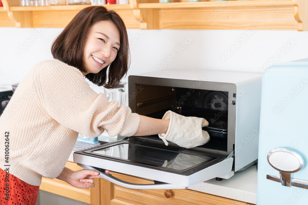 料理をする女性 オーブン 料理をする女性 オーブン