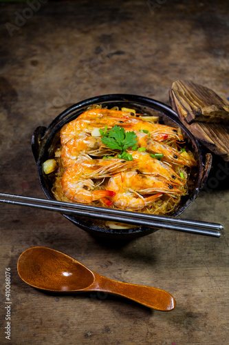 Casseroled prawns with vermicelli in clay pot