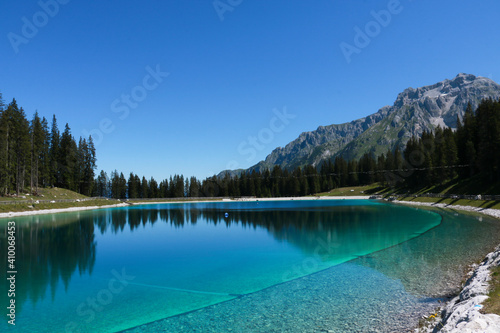 Bellissimo panorama delle montagne dal sentiero del lago Montagnoli in Trentino  viaggi e paesaggi in Italia