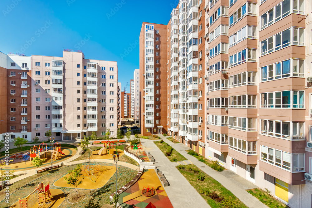 Φωτογραφία Top view of courtyard among new modern high-rise residential buildings in sunny summer day