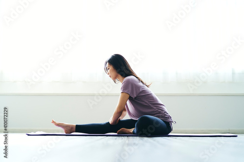 ストレッチをする30代日本人女性
