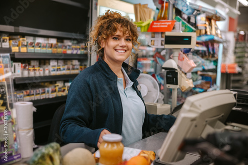 Foto Supermarket cashier at checkout