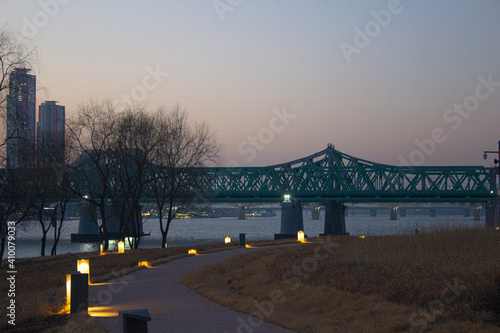 한강대교가 보이는 노들섬의 산책로