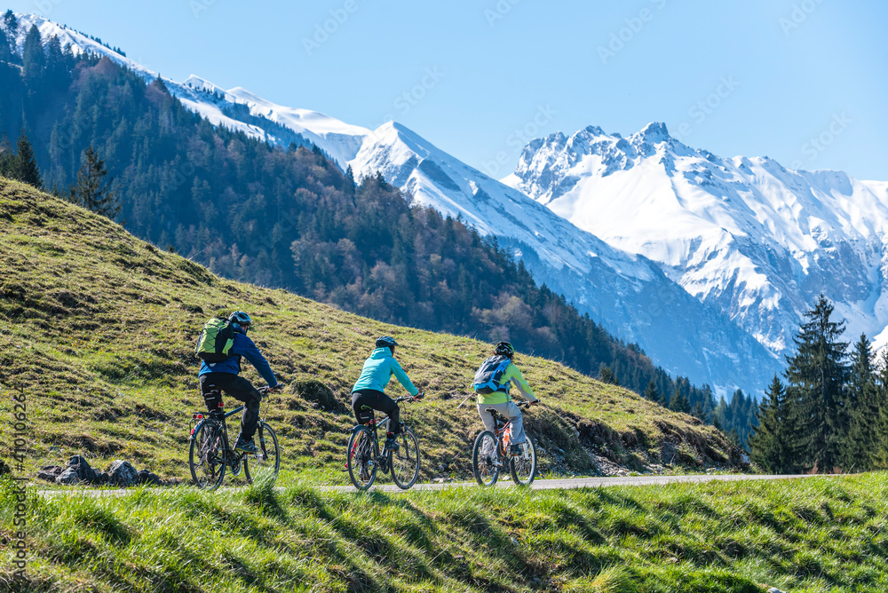 Drei Radfahrer vor traumhafter Bergkulisse