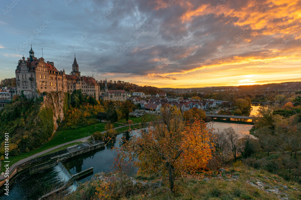 Hohenzollernschloss Sigmaringen im Sonnenuntergang mit tollem Himmel