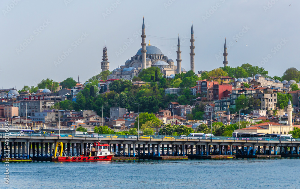 Obraz premium Suleymaniye Mosque view from Halic in Istanbul