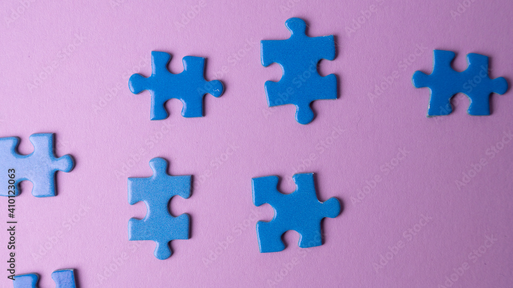 Fototapeta premium blue puzzle pieces on colored background