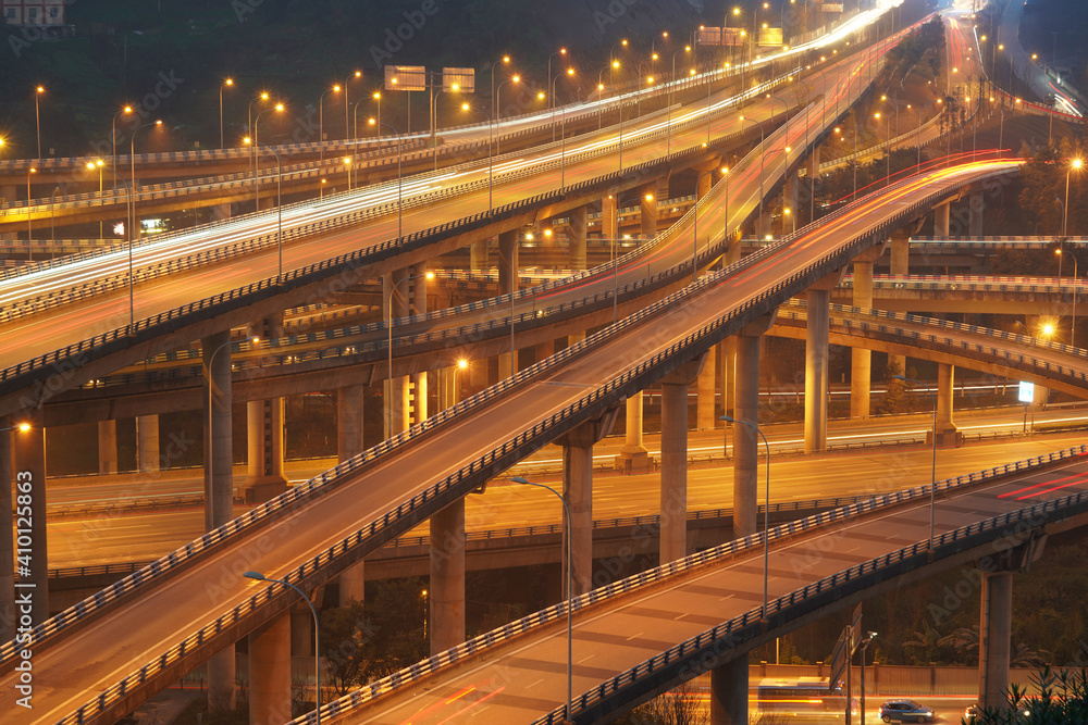 Obraz premium At night，The intersecting multi-storey overpass in Chongqing, China