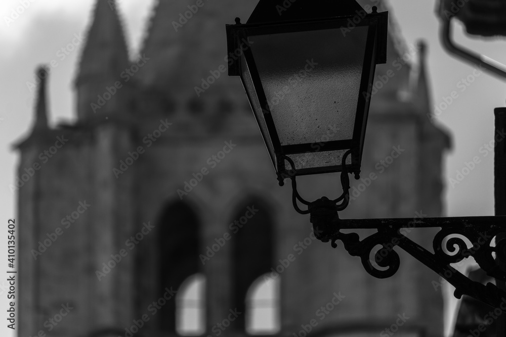 Fototapeta premium Street lighting with the bell tower of the Cathedral at Leon, Spain