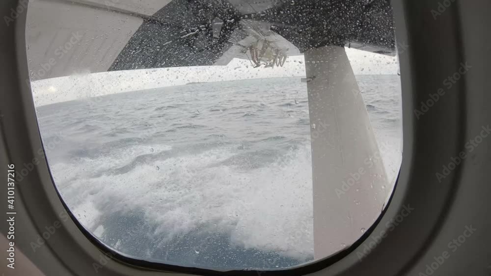 mit einem Wasserflugzeug vom Meer aus in die Luft starten