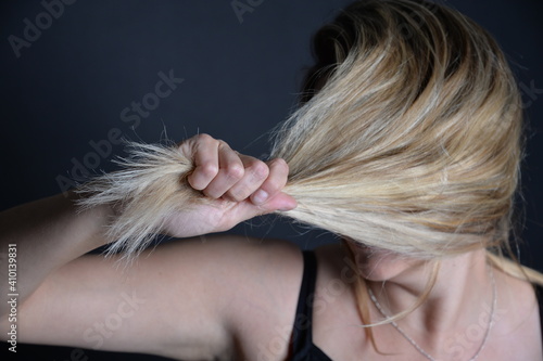 frau blond rauft sich haare photo