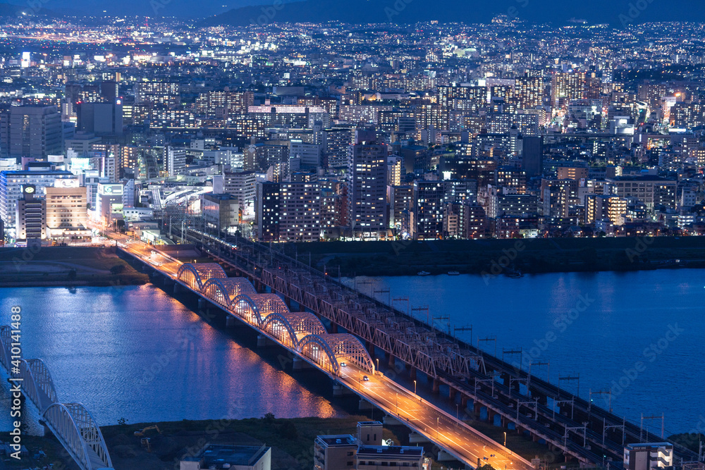 Obraz premium 夕暮れの夜景 大阪