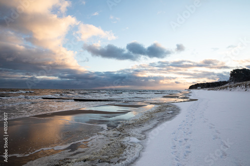 Ostsee im Winter zum Sonnenaufgang mit Schnee und Eis