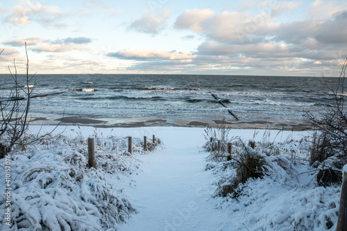 Strandaufgang an der Ostsee im Winter mit Schnee