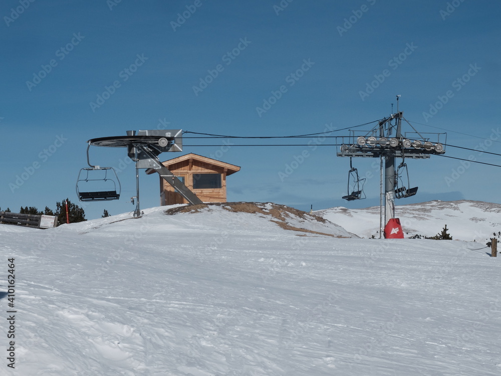 station de ski fermée à cause de la pandémie covid avec de la neige