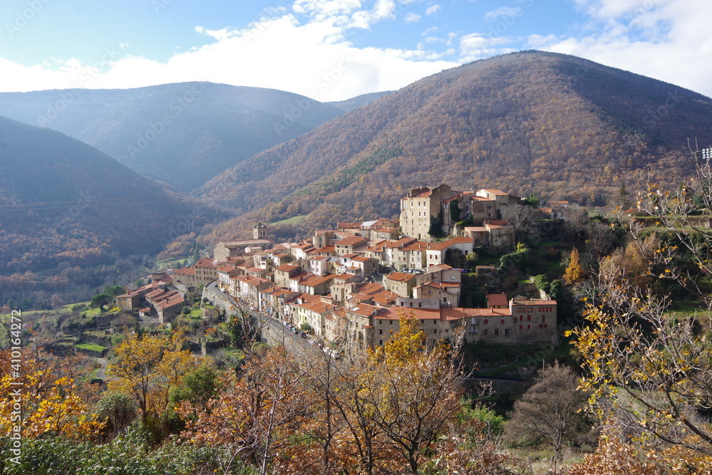 Village médiéval de Mosset dans les Pyrénées orientales catalane